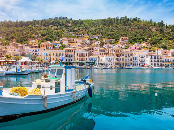 Coastal Charms: Discover the Beautiful Coastal Towns of Mainland Greece